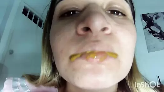 NataschaDirty - I masturbate smelling and tasting my poop