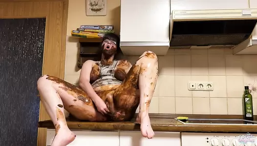 LyndraLynn - Kitchen mess - first time my own shit in my mouth