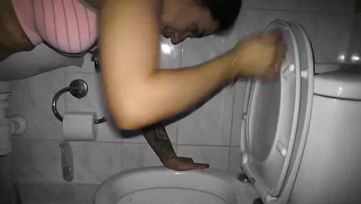 HotDirtyIvone - Vomit fountain