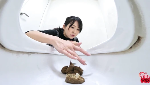 DLFF-699 05 Thorough observation: A woman who smells poop and a woman who plays with it