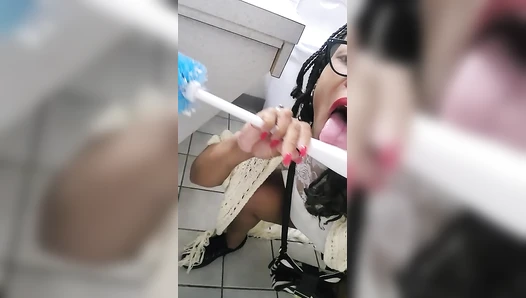 UniQueen21 - Uni”Ella Why Use the Toilet?