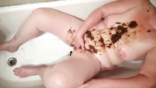 Alexandra - Playing in the bathtub