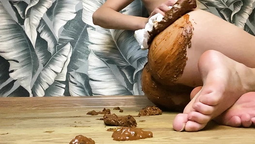 PooGirl - diarrhea with watermelon seeds in diapers and smearing the body with diapers