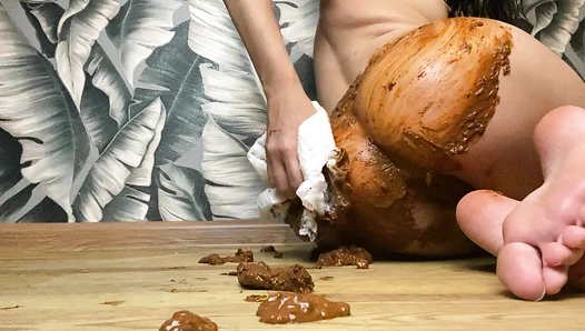 PooGirl - diarrhea with watermelon seeds in diapers and smearing the body with diapers