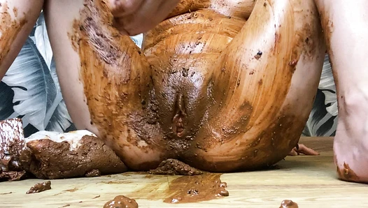 PooGirl - diarrhea with watermelon seeds in diapers and smearing the body with diapers