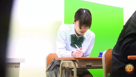 DLEE-713 01 Hidden shooting of schoolgirls: direct poop leakage with no panties on