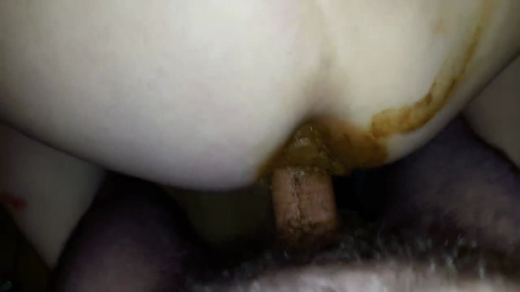 The girl fucks in the ass and shit climbs with her asshole