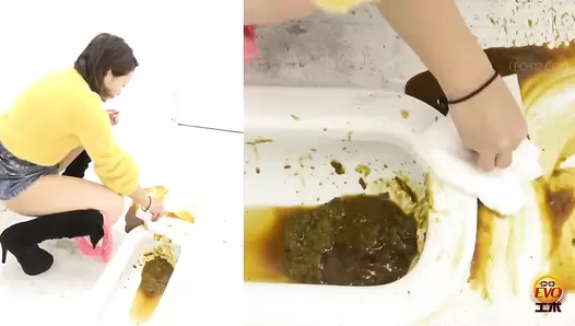 DLEE-556 04 Hidden camera: Japanese gals straddling a japanese style toilet and having diarrhea