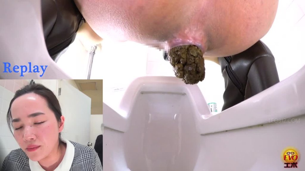 EE-367 04 Public toilet voyeur: women continue pooping while the door is opened up!