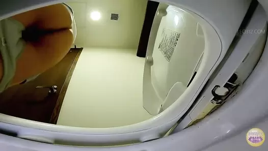 DLSL-526 04 Girls taking a shit at girlfriend’s house toilet. Awkward flatus and chattering during defecation. VOL. 6