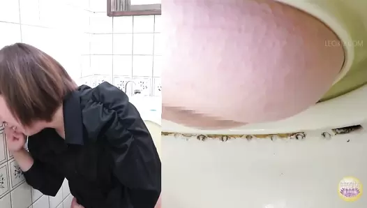 DLSL-526 02 Girls taking a shit at girlfriend’s house toilet. Awkward flatus and chattering during defecation. VOL. 6