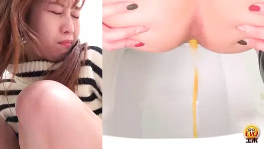 DLEE-579 04 Hidden camera caught obscene sounds in the toilet: girls spreading their asses to release farts with residual feces