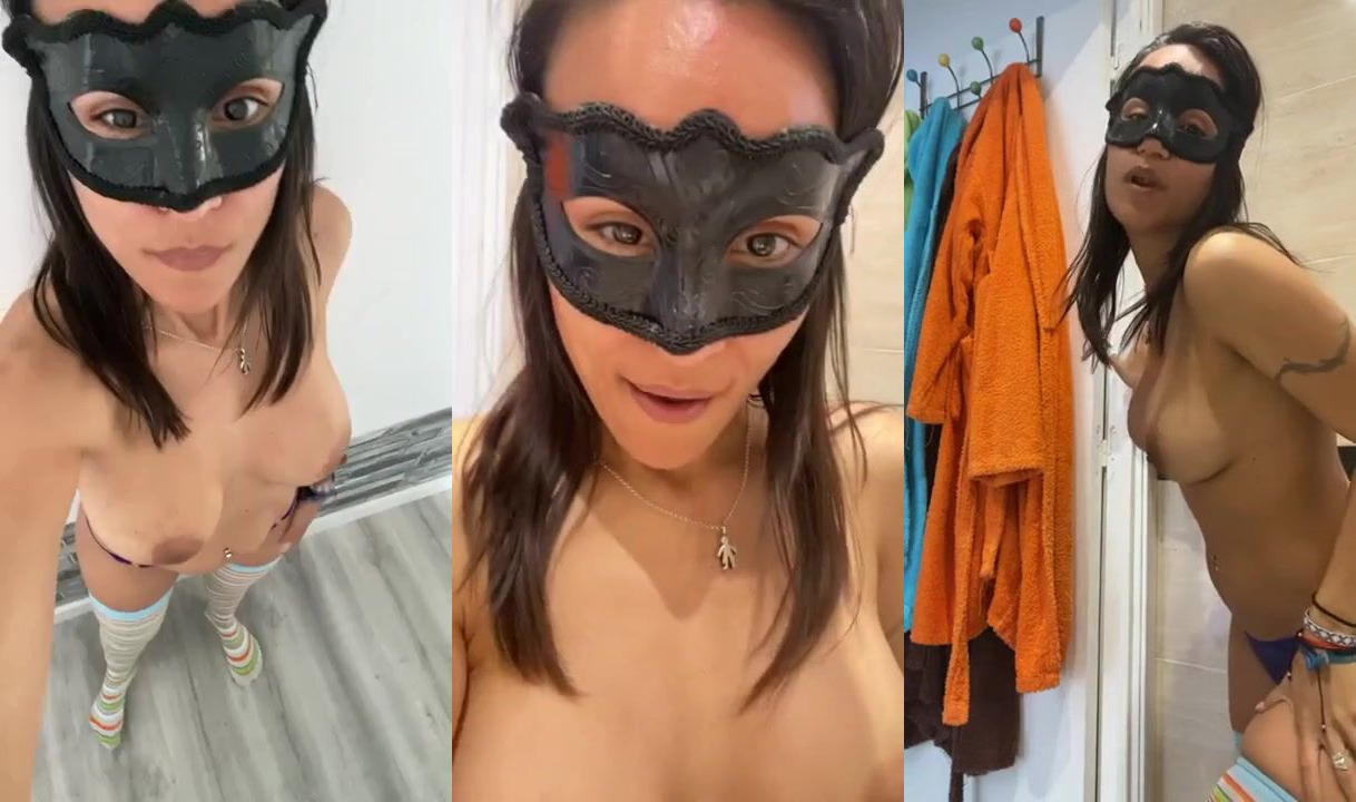 ANOOK84 – I POOP WITH PLUG IN MY ASS AND LONG SOCKS