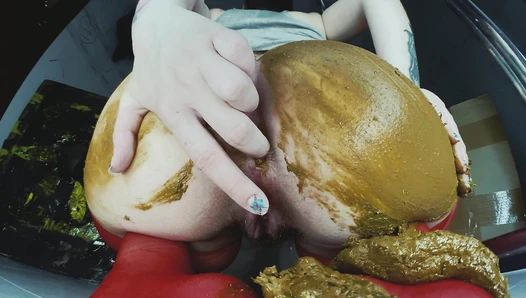 SweetbettyParlour - strange noise in scat clip?