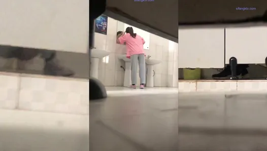 The latest toilet shoot “magic hand ☛ outsourcing" extreme toilet shoot "a college student girls"